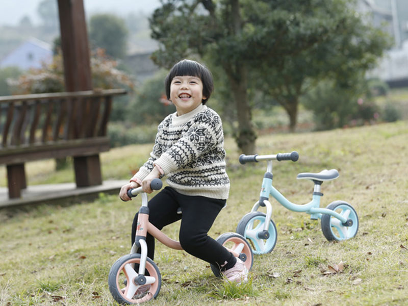 Wanneer leren ouders hun loopfiets voor kinderen? Hoeveel oefenen is beter?