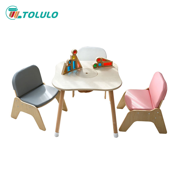 Set kindertafel en stoelen